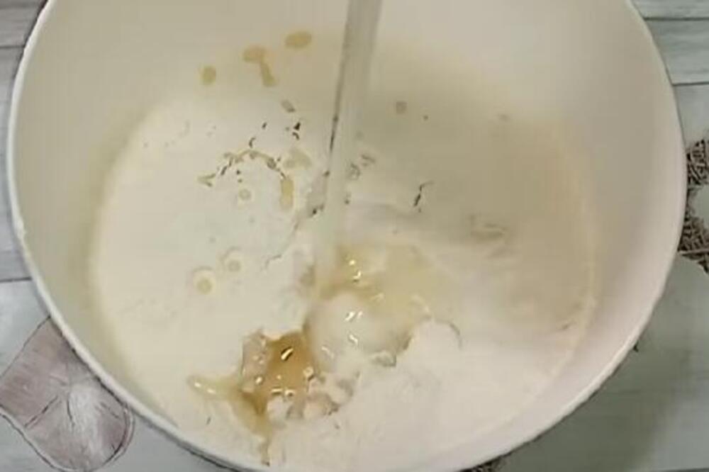 PEKARI UVEK DODAJU 1 SASTOJAK U TESTO ZBOG KOG JE VAZDUŠASTO: Ovo će vam zvučati ČUDNO, ali najbolje RADI POSAO