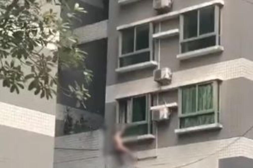 LJUBAVNIK ZAMALO UHVAĆEN NA DELU, PA POBEGAO KROZ PROZOR ZGRADE: Visio potpuno GO, a onda je samo PAO... (VIDEO)