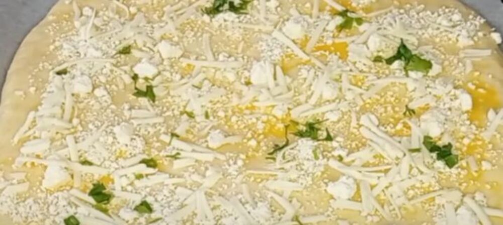 Dve vrste sira preko domaćinske pogače