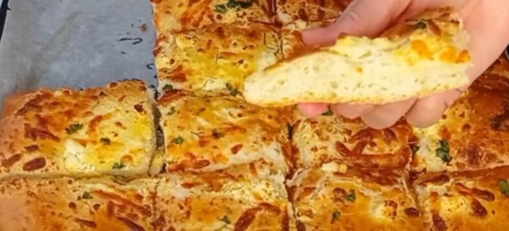 Domaćinska pogača na 'čaše' sa dve vrste sira