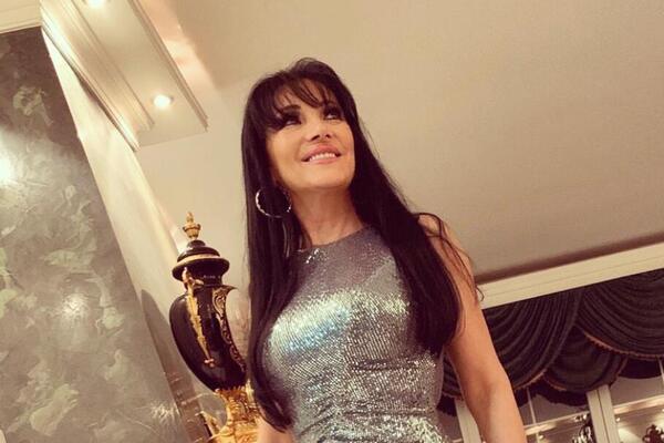 MAJKO MILA, KAKVA VILETINA! Vatrena crnka živi sa PORODICOM u čistom LUKSUZU: Zlatni nameštaj, bazen, a tek OVO