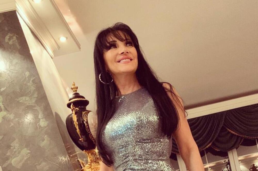 MAJKO MILA, KAKVA VILETINA! Vatrena crnka živi sa PORODICOM u čistom LUKSUZU: Zlatni nameštaj, bazen, a tek OVO