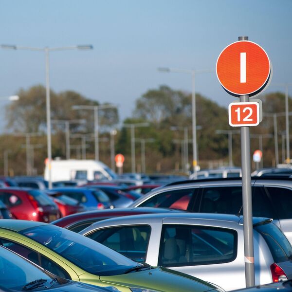 Muka svih vozača, naročito početnika: Savet zlata vredan za lakši ulazak u uski parking-prostor (VIDEO)