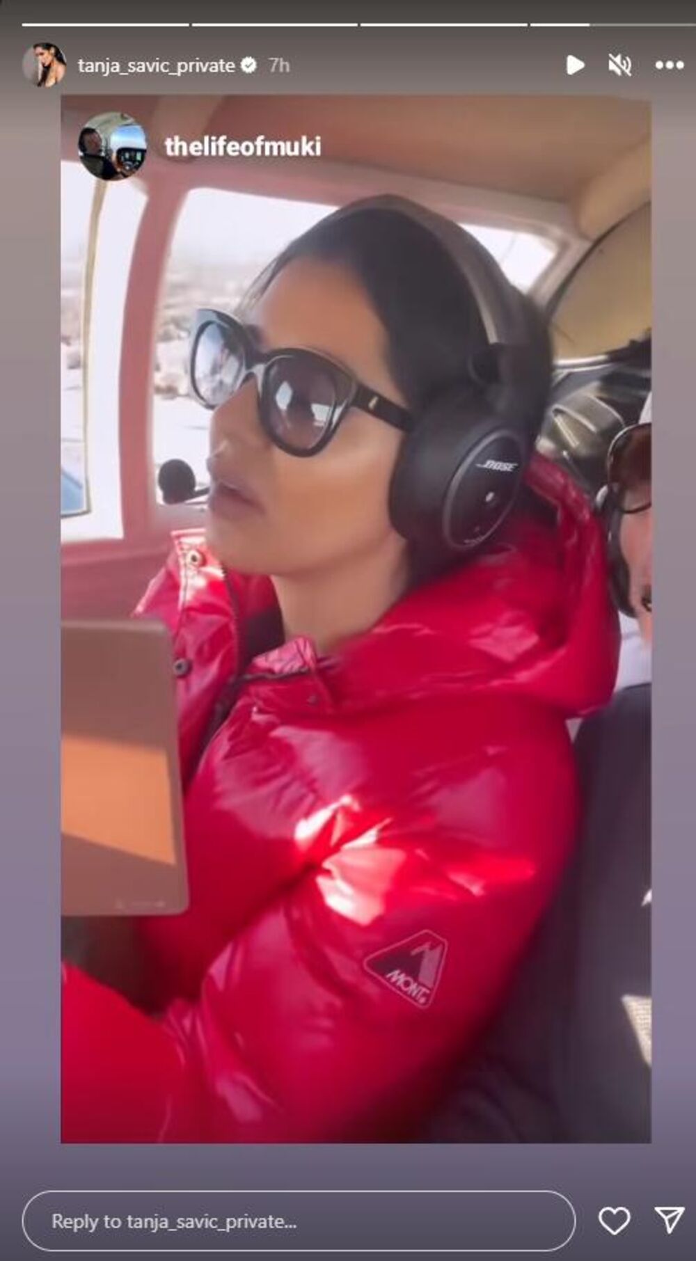 Pevačica i pilot uživaju u romansi koja deluje da je sve ozbiljnija