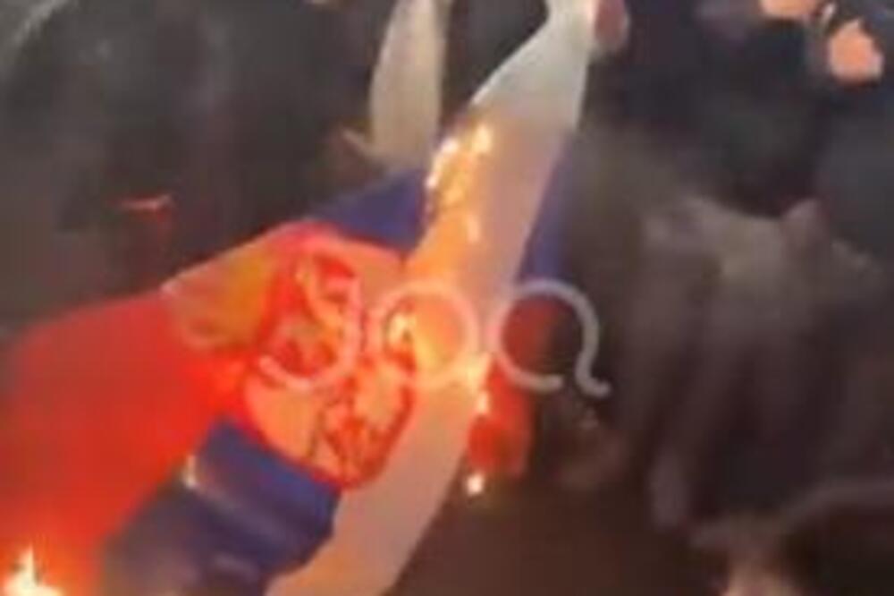 ALBANSKI NAVIJAČI SPALILI SRPSKU ZASTAVU! "ČEKAMO VAS" - uz muziku i osmehe čekali da je potpuno UNIŠTE (VIDEO)