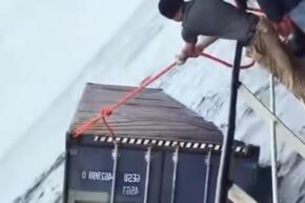 RIBARI UPECALI KONTEJNER NASRED OKEANA, A KADA SU GA OTVORILI POSTALI MILIONERI: Ovo nema ni u BAJKAMA