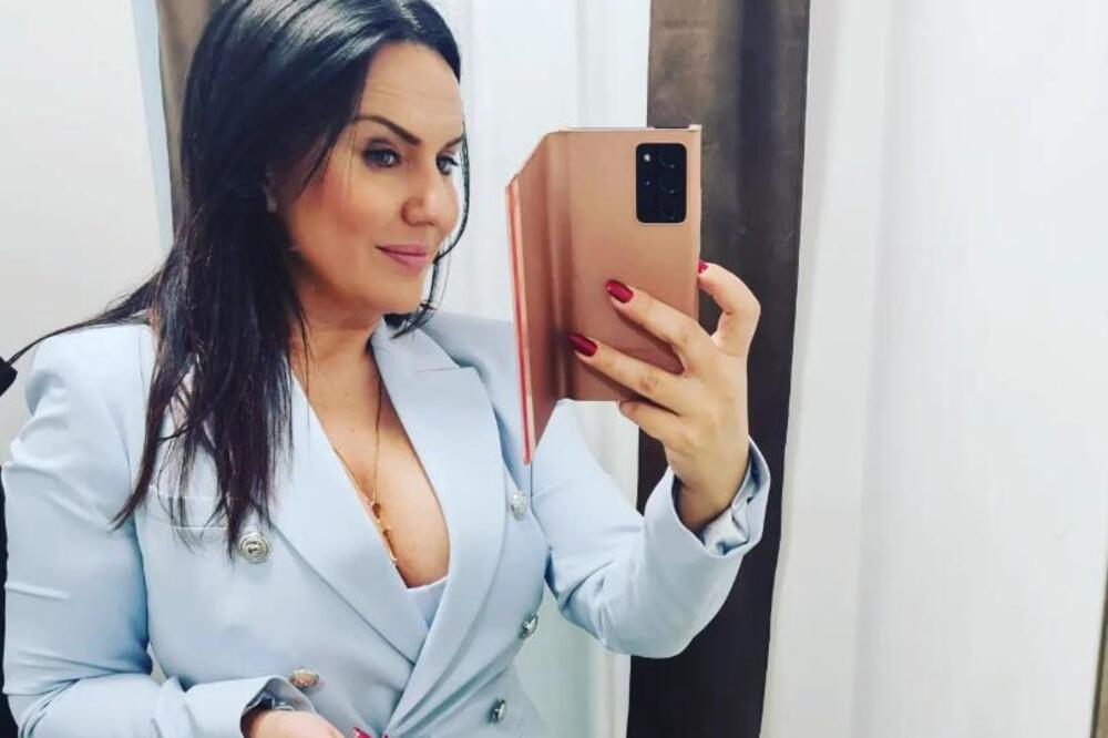 ZANOSNA NAČELNICA OPŠTINE SE SLIKALA ISPRED OGLEDALA U SPAVAĆOJ SOBI: Uska SUKNJA NA NJOJ, žena GRMI KAKO IZGLEDA