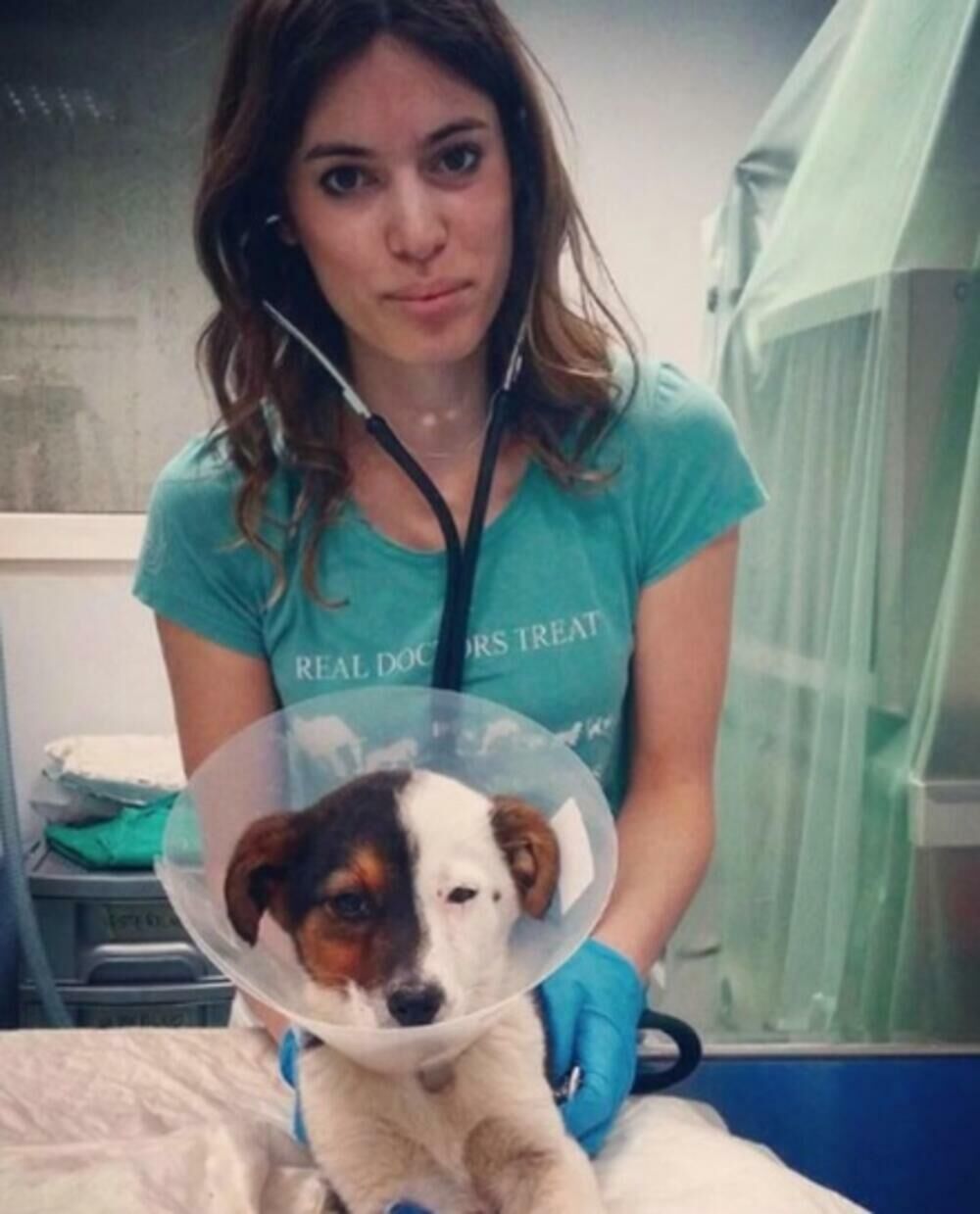 Jana je rođena 1990. godine u Sarajevu, ali se kao mala sa roditeljima i bratom preselila u Beograd, u kom je odrasla