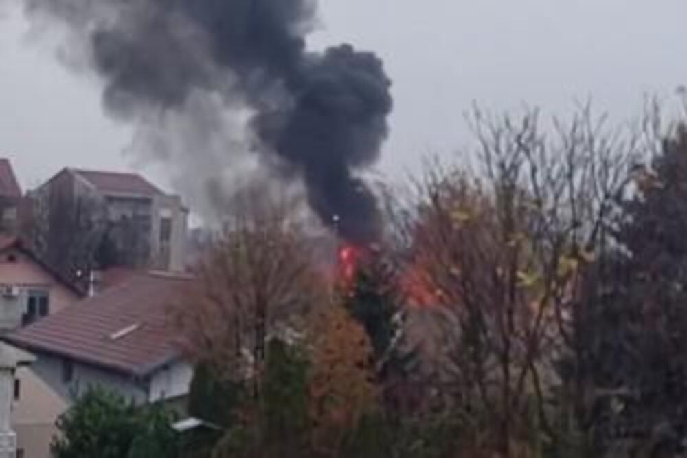 POŽAR U ZEMUNU, GUST DIM SE NADVIO NAD ULICOM ŽIVKA PETROVIĆA: Vatrogasci na terenu, poznat UZROK stihije? (VIDEO)