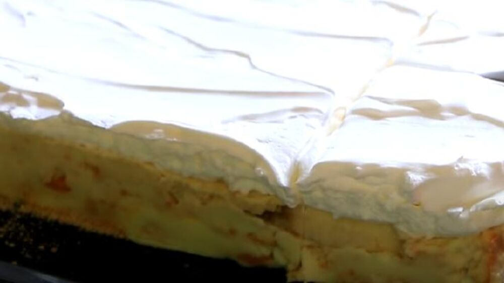 Kolač sa pudingom i bananama