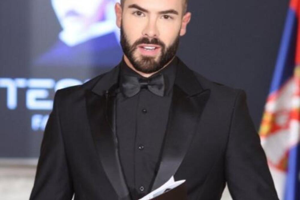 SRPSKI VODITELJ KAO DOMAĆIN MODNE MANIFESTACIJE U PARIZU: Zgodni MIHAJLO u nikad elegantnijem izdanju (FOTO)