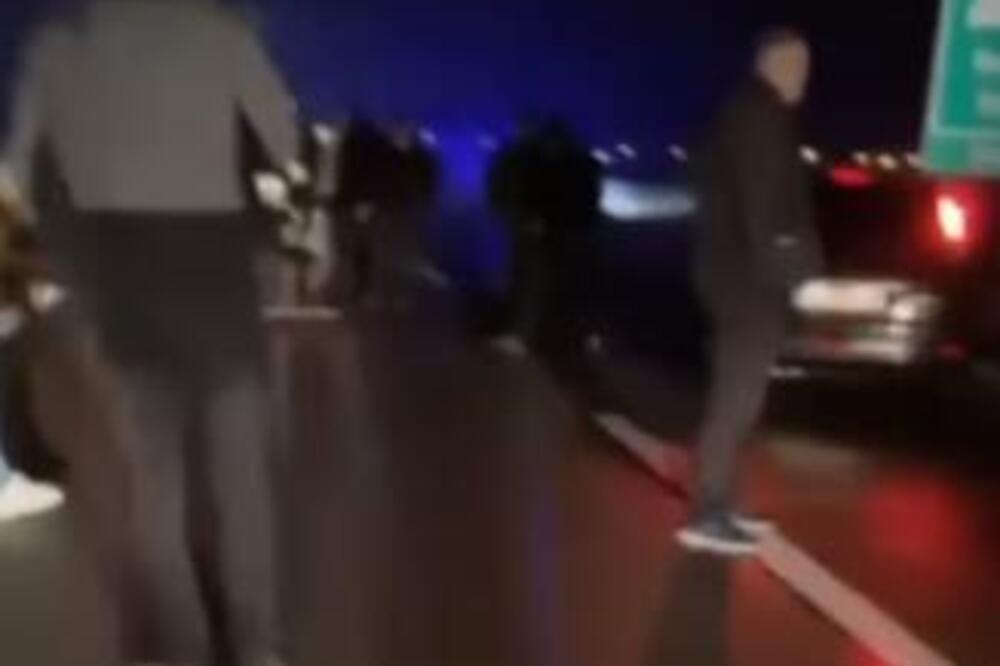 STRAVIČNA NESREĆA NA AUTO-PUTU BEOGRAD - NOVI SAD: Blokiran saobraćaj, sve stoji (VIDEO)
