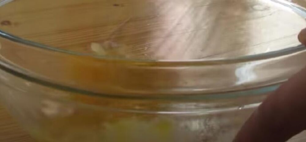 Mućenje jaja za mađarske palačinke