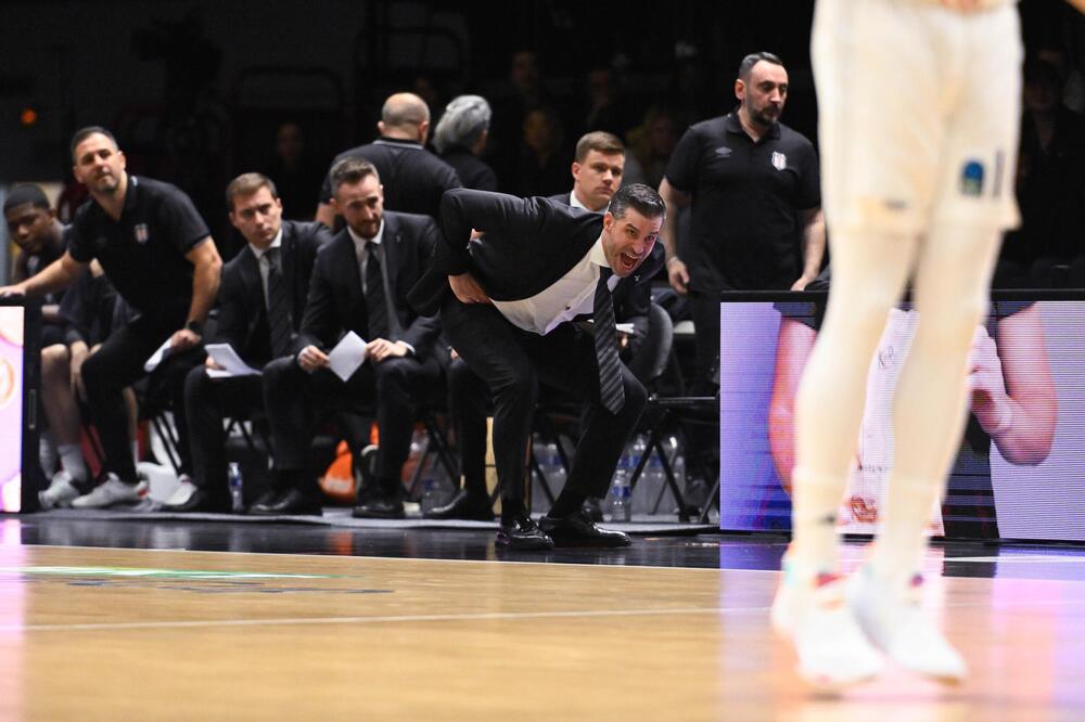 SRPSKI TRENER POLUDEO NA TAJM-AUTU: Bio spreman da igrače gađa stolicom, pa ih počastio sa mnoštvo psovki! (VIDEO)