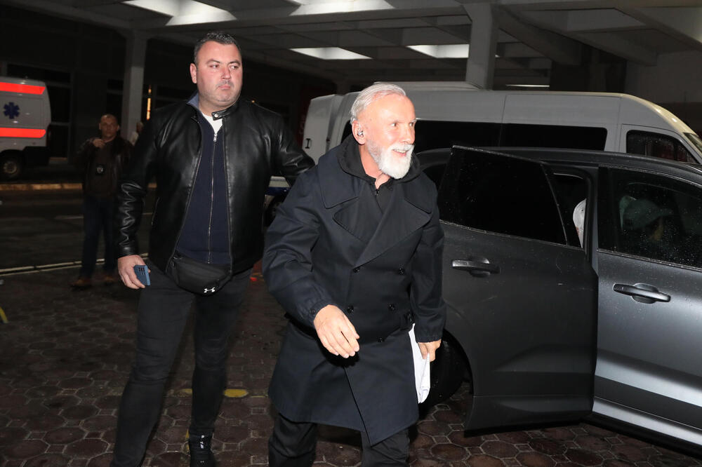 DINO MERLIN PRED 20.000 LJUDI PROGOVORIO O SVOJOJ INTIMNOJ PRIČI: Publika APLAUDIRA, svaka mu čast na HRABROSTI