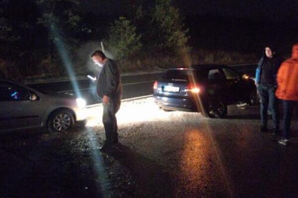 HAOS NA PUTU KA ZLATIBORU, 6 AUTOMOBILA OSTALO BEZ GUMA: Uleteli u ogromnu rupu, NISU JE VIDELI OD KIŠE (FOTO)