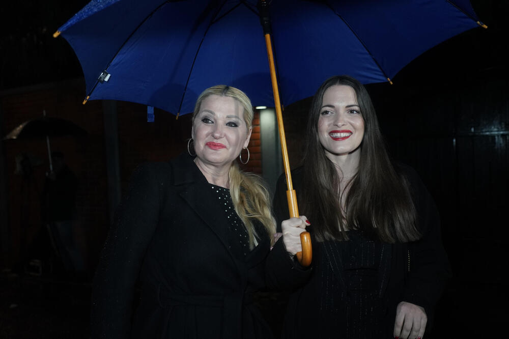 KADA SU SE NJIH DVE POJAVILE NA BRENINOJ SLAVI SVI SU SE ODUŠEVILI! Zanosne LEPOTICE, a MAJKA i ĆERKA, RAJ ZA OČI