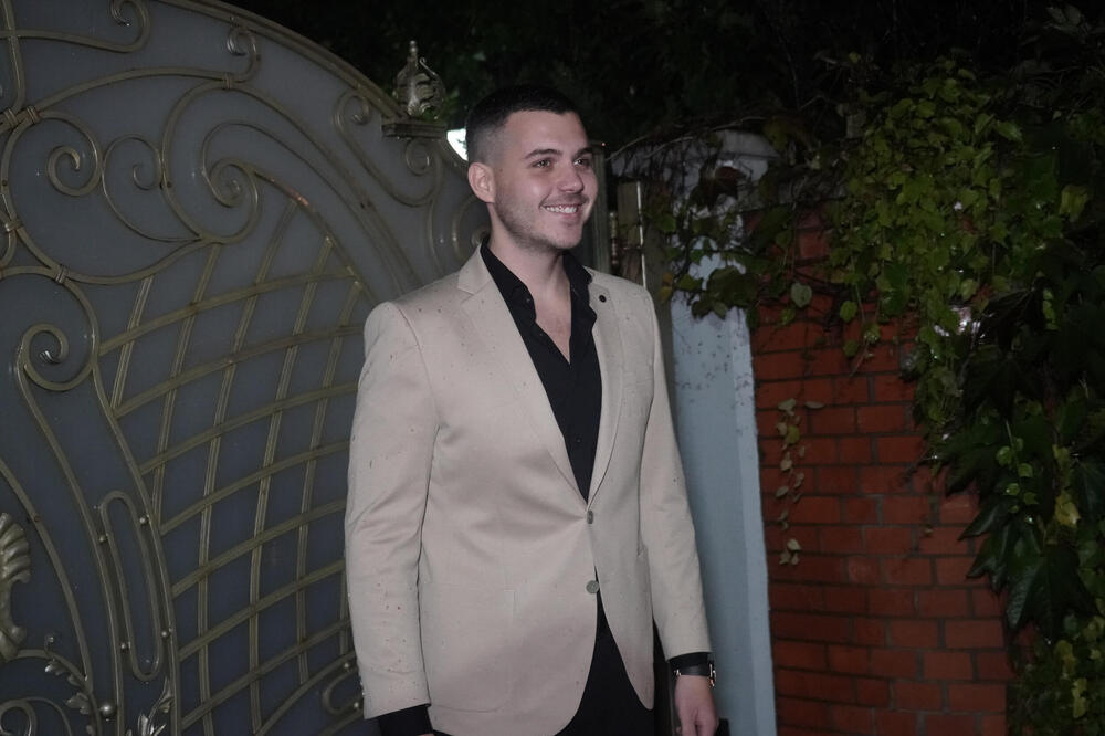 VIKTOR ŽIVOJINOVIĆ SE JAVNO EMOTIVINIM REČIMA OBRATIO DEVOJCI: Uputio joj ove NEŽNE REČI, čestike se samo NIŽU