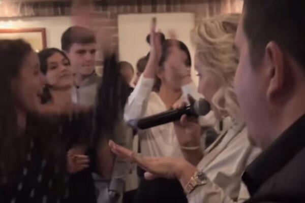 OVAKO ŽIVOJINOVIĆI SLAVE ARANĐELOVDAN: Harmonika PUNA PARA, Brena digla atmosferu DO USIJANJA, snimak sve pokazuje