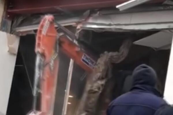 GAZDA MU NIJE DAO PLATU, A ON OTIŠAO PO BAGER: Ono što je usledilo, bukvalno je istorija (VIDEO)