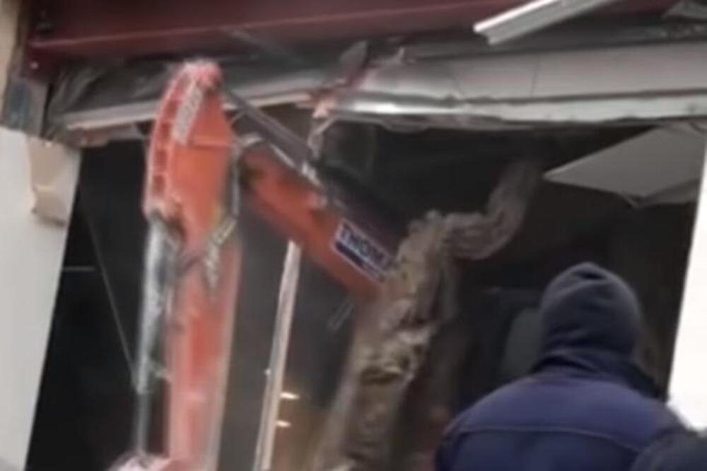 GAZDA MU NIJE DAO PLATU, A ON OTIŠAO PO BAGER: Ono što je usledilo, bukvalno je istorija (VIDEO)