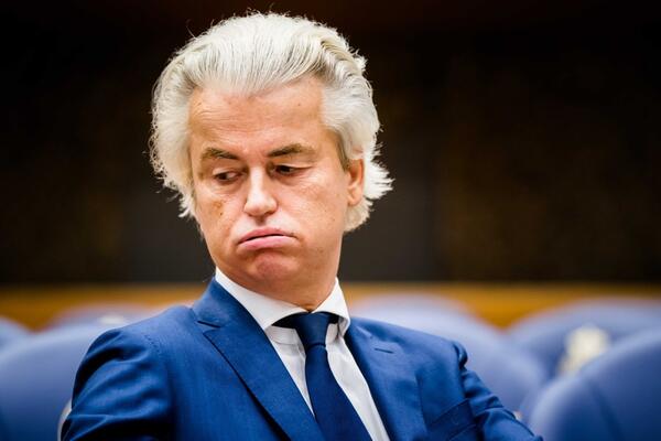 GEJ PREMIJER U CENTRU PAŽNJE! Najmlađi lider stupa na scenu, dok desničar briše znoj sa čela