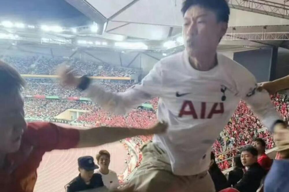 KUNG FU NA TRIBINAMA: Korejci se skinuli u dresove Sona pa PROVOCIRALI Kineze, jedan se krio iza žene! (FOTO/VIDEO)