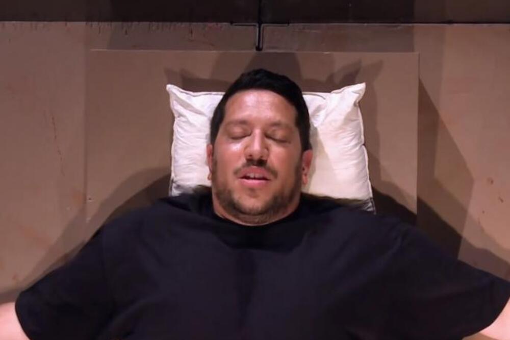 NJEGOVO LICE GOVORI SVE: Vezali su ga, a onda su na njega pustili ŽIVOTINJE od kojih ima BOLESTAN STRAH! (VIDEO)