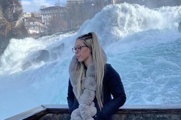 ATRAKTIVNA MAĐARICA DOLAZI U SRBIJU NA SPEKTAKL U OBARANJU RUKU! Telo manekenke, a "lomi šake" (FOTO)