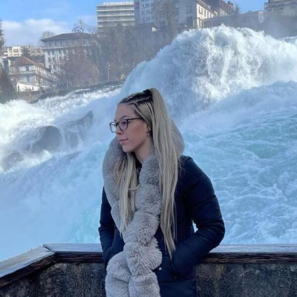 ATRAKTIVNA MAĐARICA DOLAZI U SRBIJU NA SPEKTAKL U OBARANJU RUKU! Telo manekenke, a "lomi šake" (FOTO)