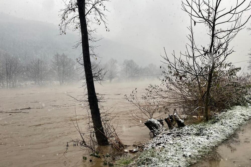 REKA LIM SE IZLILA U PRIJEPOLJSKOM NASELJU: Zatvorena jedna ulica, građanima zabranjen prelaz preko MOSTA