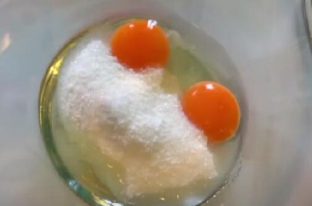 Jaja i prašak za pecivo u činiji