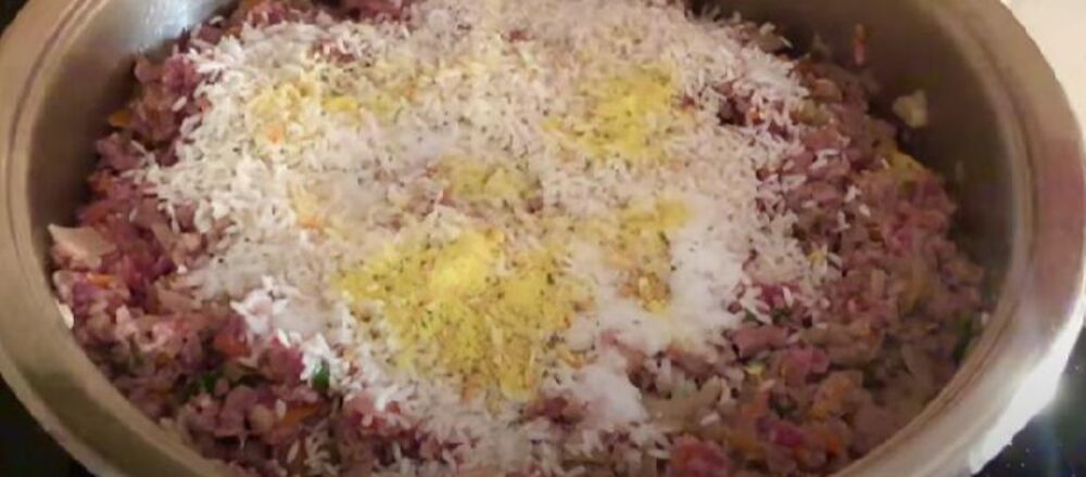 Pirinač i začini u mlevenom mesu