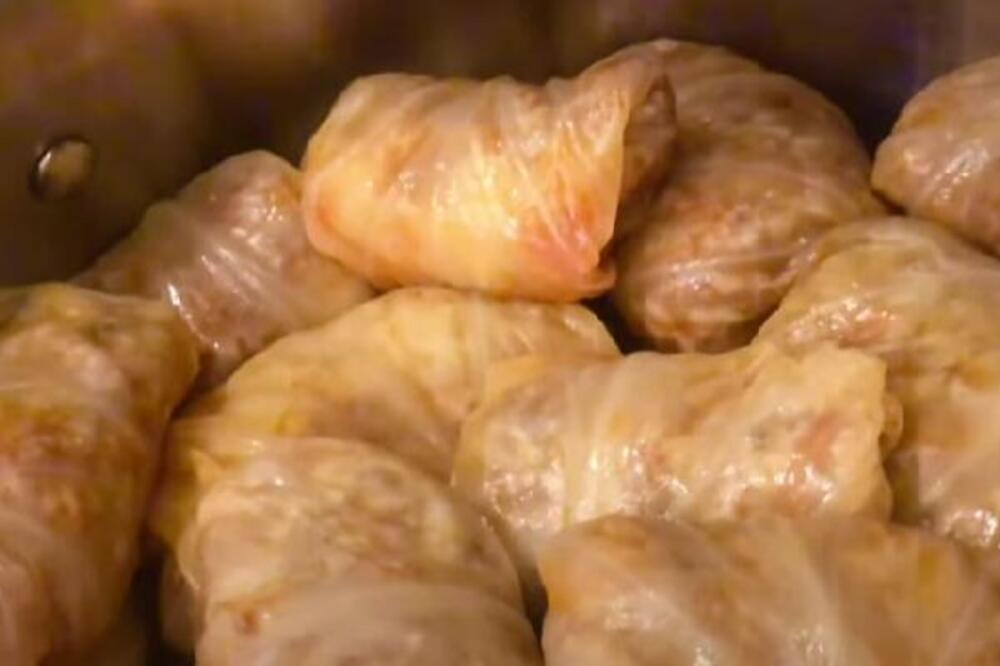 KONAČNO JE OTKRIVENO DA LI SE U SARMU STAVLJA JAJE: Domaćice će se ZABEZEKNUTI, recept iz 1952. POKAZAO ISTINU