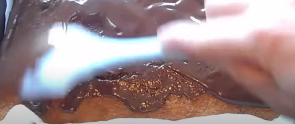 Premazivanje kore za kolač sa kokosom