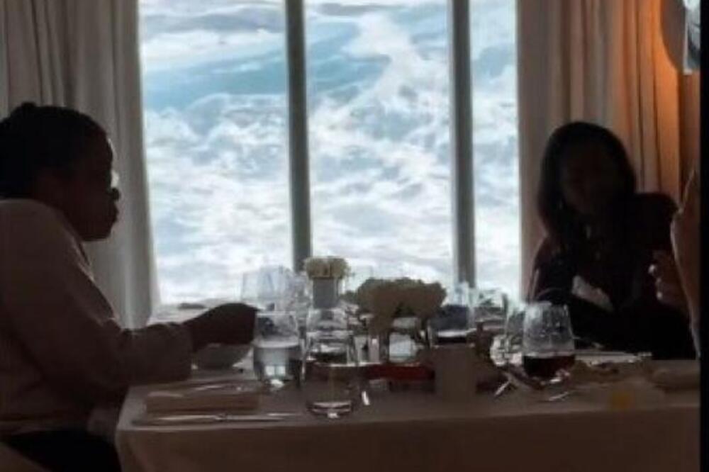 UŽIVALI NA KRSTARENJU, A ONDA NAIŠLI NA OZLOGLAŠENI PROLAZ: Talasi ozbiljno poljuljali brod, a PUTNICI SU...