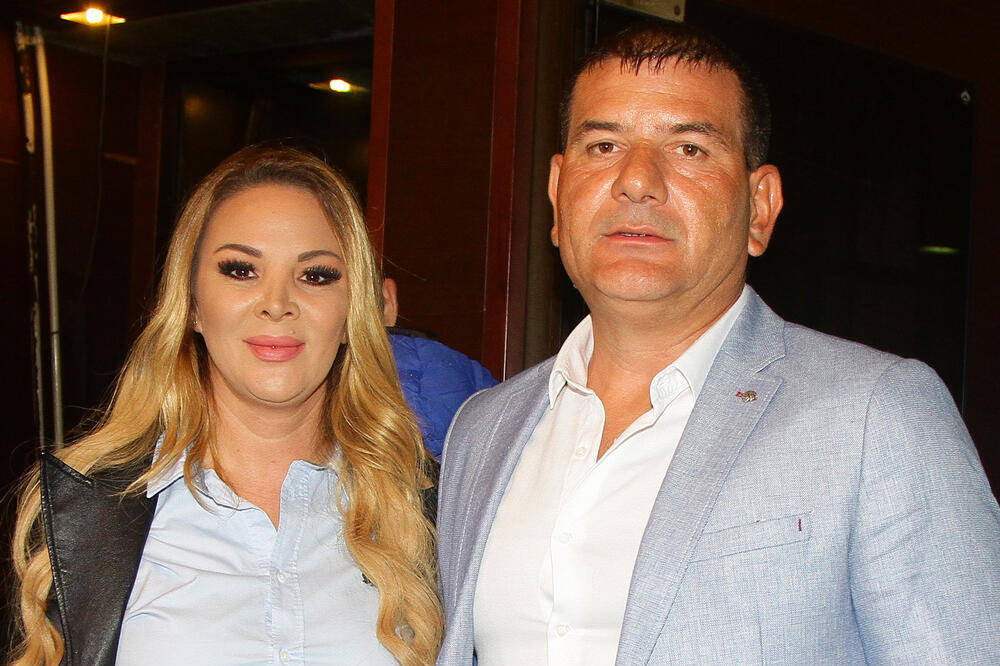 OGROMNO DVORIŠTE I BAZEN, A ISPRED VOZNI PARK: Zavirite u vilu naše pevačice, pogled sa terase će se ODUŠEVITI