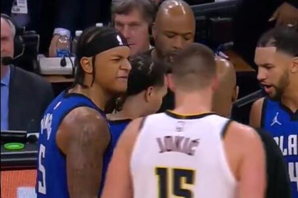 JOKIĆ ŠPIJUNIRAO TAJM-AUT ORLANDA: Bankero pokušao da ga OTERA, a reakcija trenera Medžika je hit! (VIDEO)