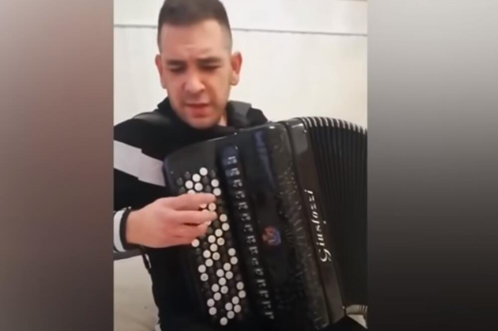 HRVAT UZEO HARMONIKU U RUKE, A ZBOG ONOGA ŠTO JE ODSVIRAO MU CELA BIVŠA JUGA KLIČE: Slušajte ga samo... (VIDEO)