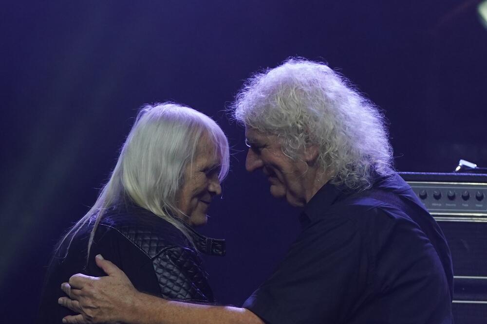 BORA ĐORĐEVIĆ IZAŠAO IZ MEDIJSKE ILEGALE: Zbog stanja frontmena Riblje Čorbe BEOGRAĐANI zabrinuti, evo kako IZGLEDA