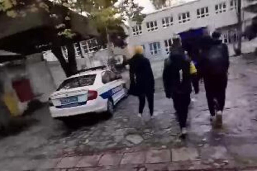 EVO U KAKVOM JE STANJU MLADIĆ (16) KOJI JE IZBODEN KOD ŠKOLE U ŽELEZNIKU: Oglasili se iz URGENTNOG