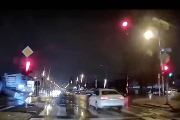 BELI AUDI DIVLJAO ULICAMA GRADA PA ULETEO U RASKRSNICU! Snimak iz Novog Sada LEDI KRV, ovako se GUBI ŽIVOT (VIDEO)