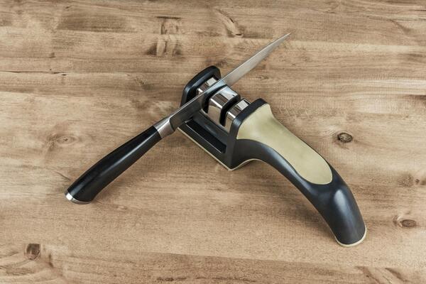 OŠTRAČ NOŽEVA NA SNIŽENJU: Brzo i jednostavno ih sami naoštrite da budu kao novi!