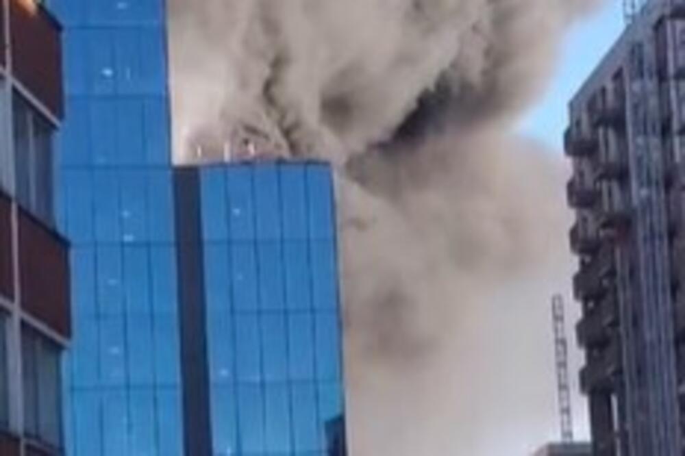 DRAMATIČAN SNIMAK POŽARA U BERKŠIRU: Muškarac ostao ZAROBLJEN do poslednje sekunde... (VIDEO)