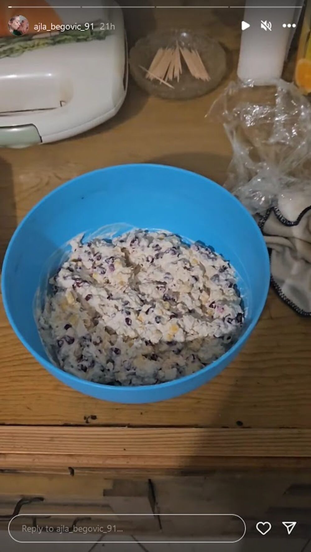 Interesantno je to da je pevačica posle ogromnog bogatstva sada u potpuno drugačijem okruženju nego što je bila