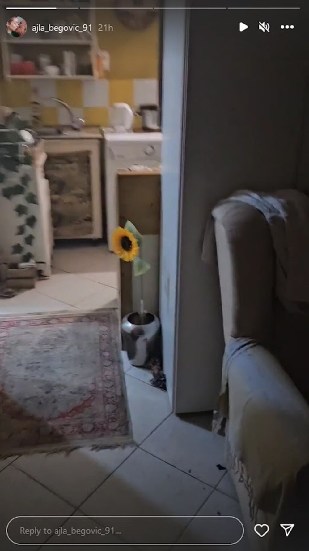 Interesantno je to da je pevačica posle ogromnog bogatstva sada u potpuno drugačijem okruženju nego što je bila