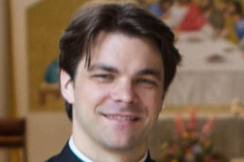 SVEŠTENIK OŽENIO TINEJDŽERKU, PA POBEGAO: Pisao joj JEZIVE PORUKE, tvrdio da je doživeo EGZORCIZAM... (FOTO)(VIDEO)