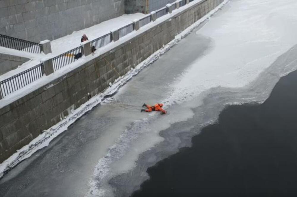 ULETEO U ZALEĐENO JEZERO, SVOM TEŽINOM SE BACIO NA IVICU: Ovaj čovek je pravi heroj, čekajte da čujete zašto