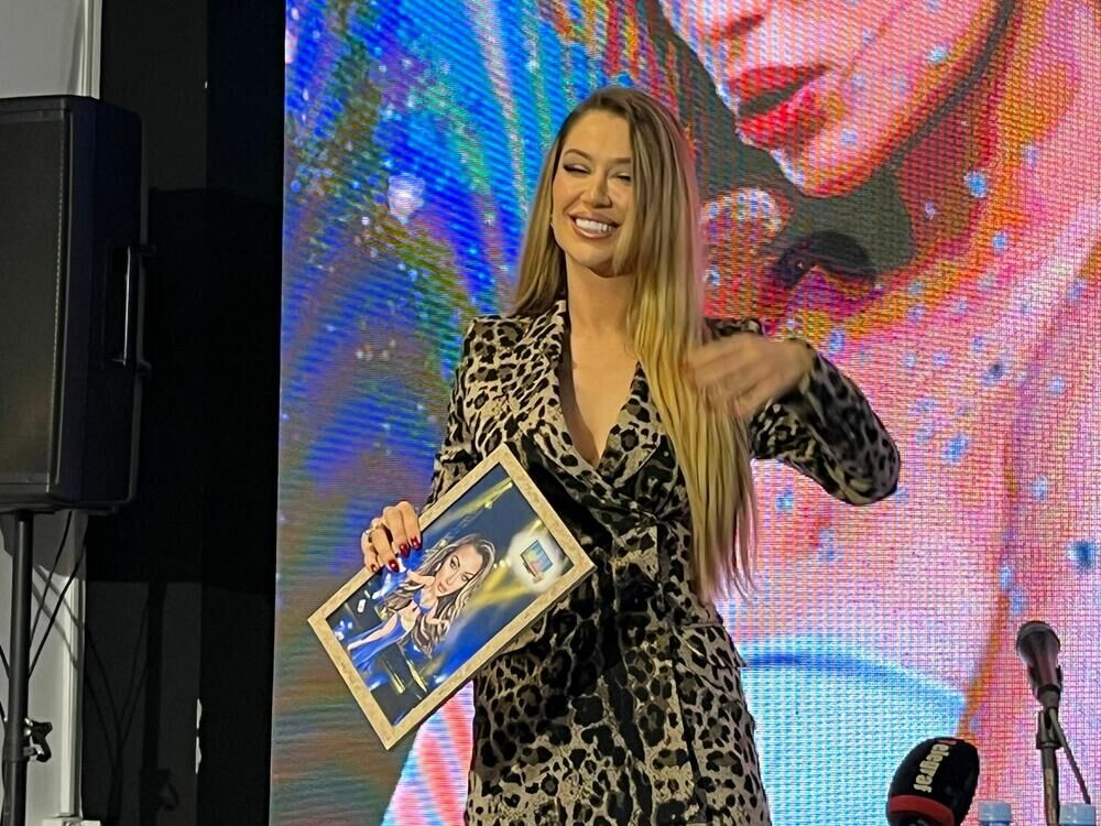 Pevačica Tea Tairović zaludela sve u izazovnoj tigrastoj haljini