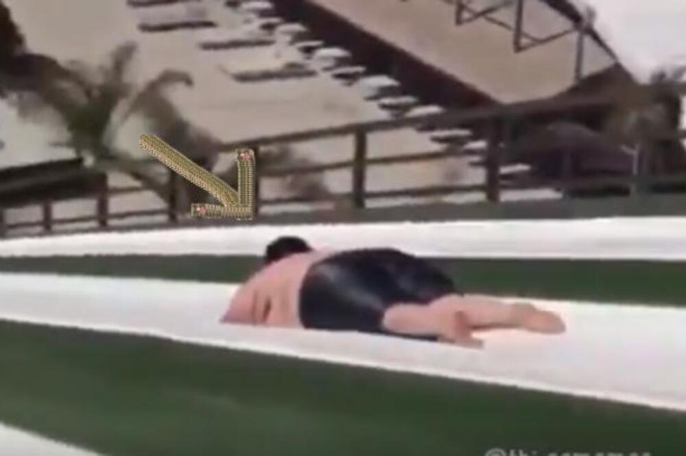 BUCKO OD 200 KILA SKOČIO NIZ TOBOGAN: Poleteo je u vazduh, a ostalo pogledajte sami (VIDEO)